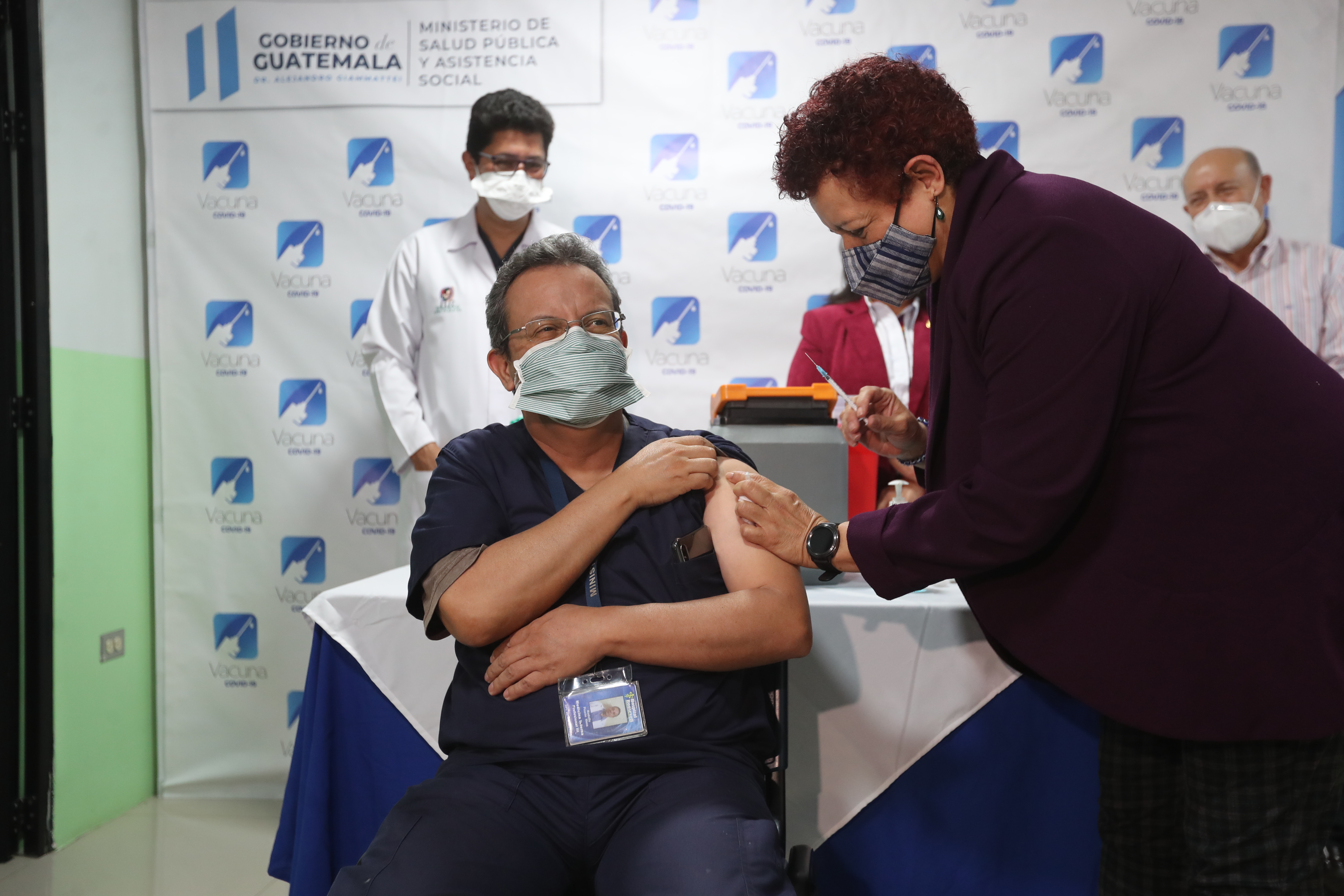 Amelia Flores Ministra de Salud, participa en la primer jornada de vacunación. (Foto Prensa Libre: Erick Ávila)