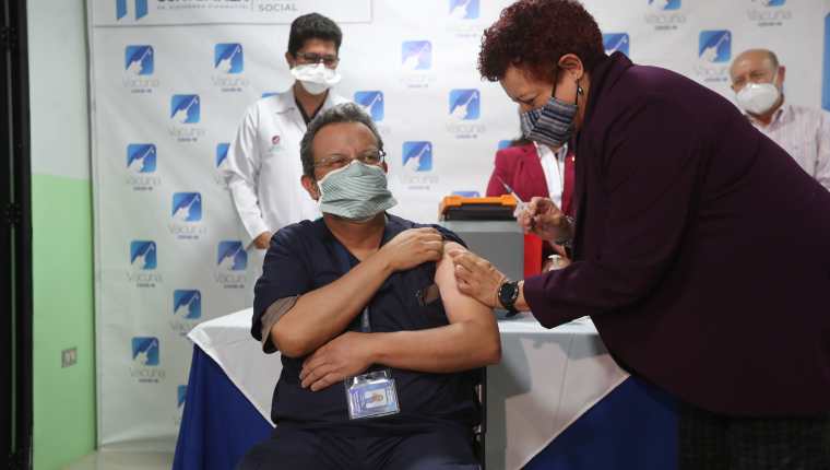 Amelia Flores Ministra de Salud, participa en la primer jornada de vacunación. (Foto Prensa Libre: Erick Ávila)