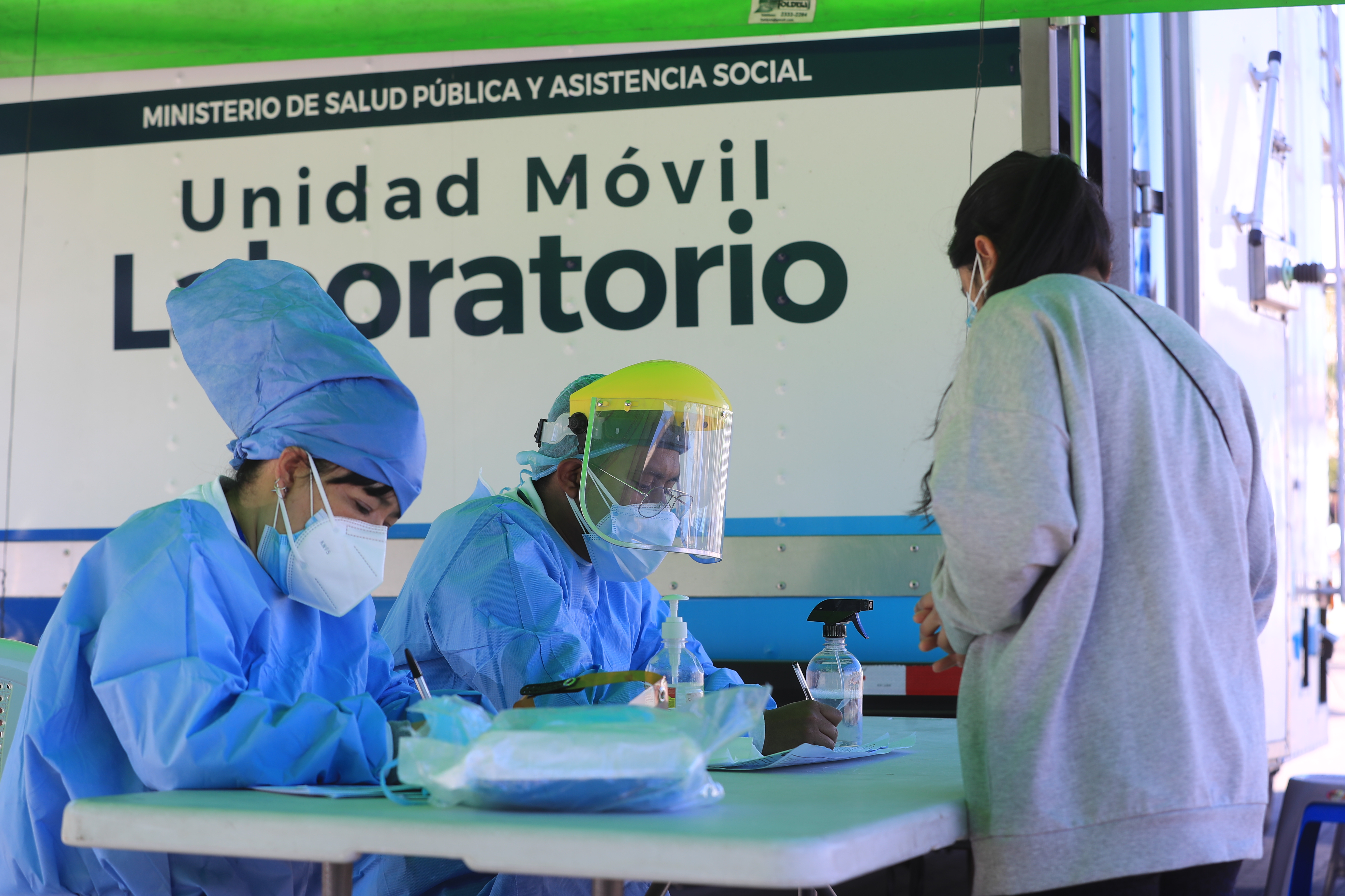 Las pruebas de covid se han centralizado y de los 340 municipios, 295 no cuentan con pruebas suficientes. (Foto Prensa Libre: Juan Diego Gonález)