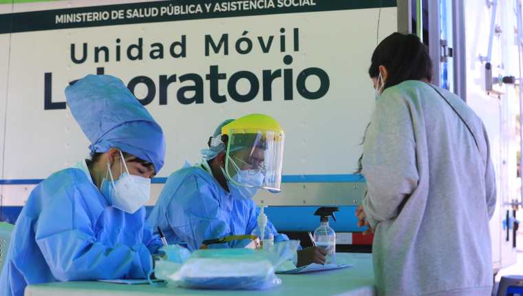 Las pruebas de covid se han centralizado y de los 340 municipios, 295 no cuentan con pruebas suficientes. (Foto Prensa Libre: Juan Diego Gonález)