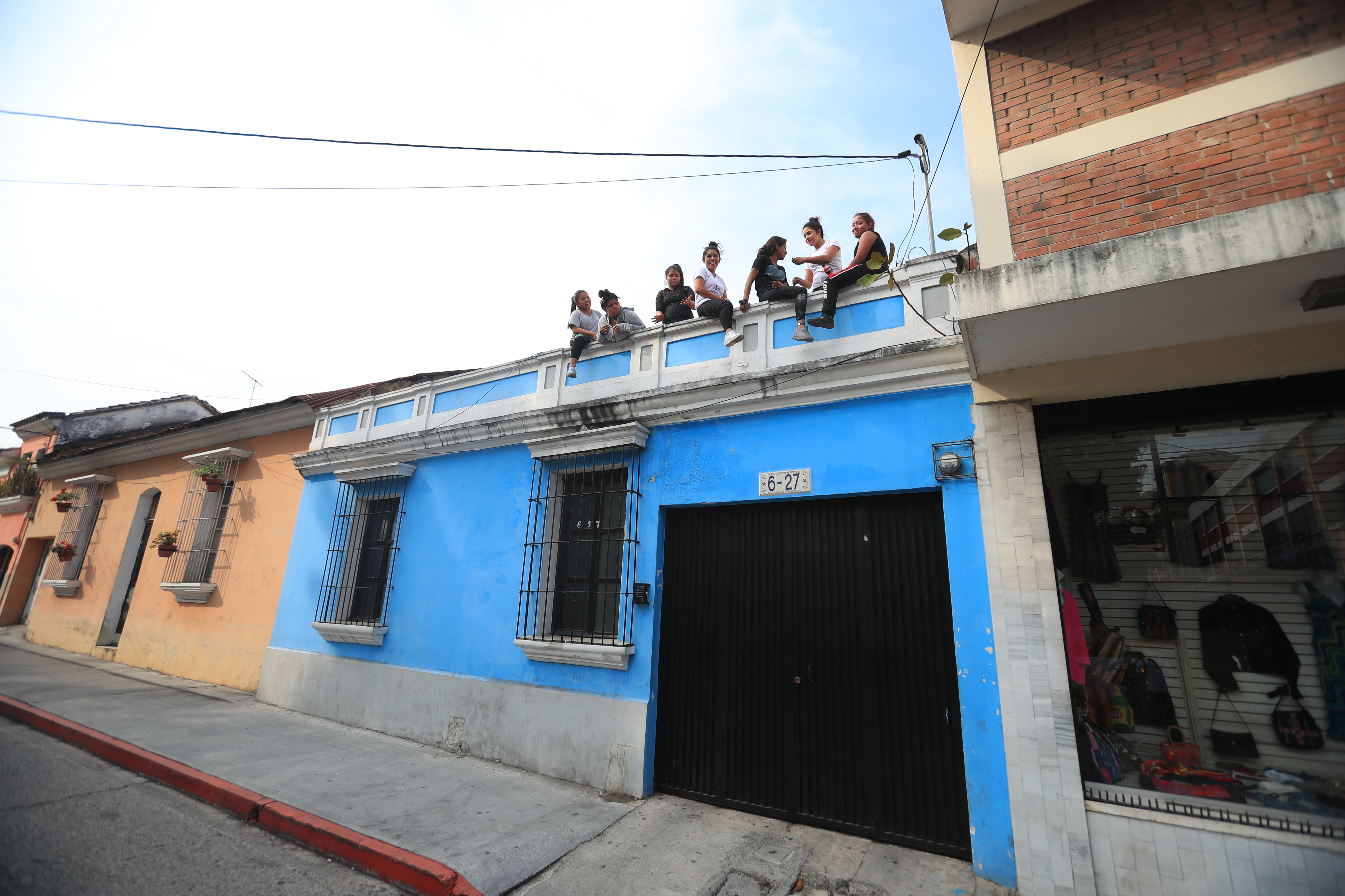 Adolescentes que residen de forma temporal en el hogar estatal Zafiro 1, huyeron de la residencia alegando malos tratos. (Foto Prensa Libre: Juan Diego González)