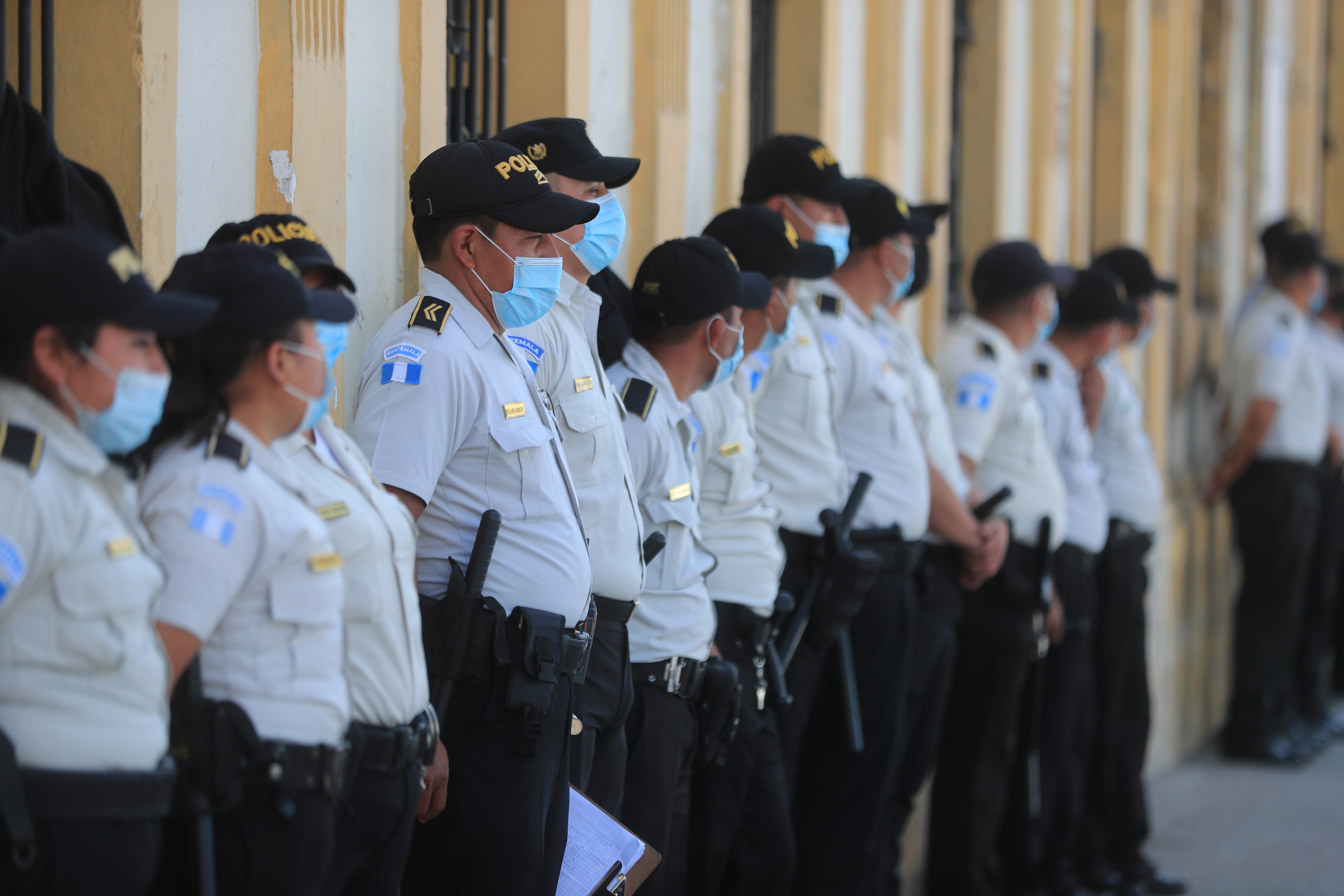 Autoridades confirmaron la detención de siete agentes de la PN señalados de ser parte de una red de trata de personas. (Foto Prensa Libre: Juan Diego González)