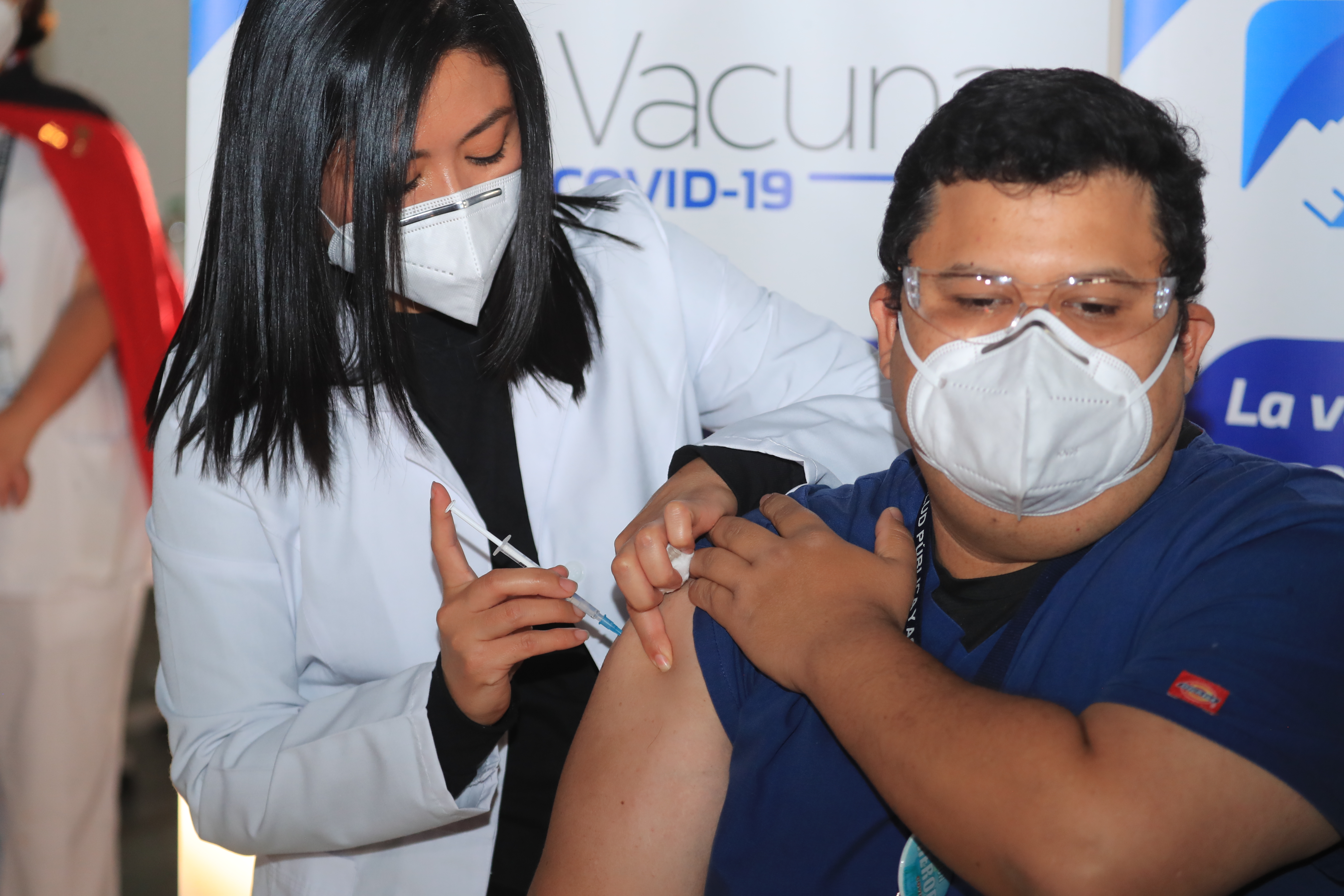 PRIMERAS VACUNAS CORONAVIRUS. Jueves 25 de febrero llegaron a Guatemala las primeras vacunas contra el Coronavirus donadas por Israel. En total, se donaron 5 mill vacunas que representa la vacunacin de 2500 personas. Las vacunas llegaron en horas de la maana al Aeropuerto La Aurora, para luego ser trasladadas al Centro Nacional de Biolgicos y ya ah, se hizo la reparticin para los 4 hospitales del departamento de Guatemala. Luego, en horas de la tarde, se vacunaron a las primeras personas de la primera lnea. En la imagen, Proceso de vacunacin a las primeras personas. Jeringa, vacuna, Moderna.

Juan Diego Gonzlez.  250221