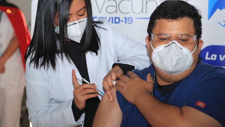 PRIMERAS VACUNAS CORONAVIRUS. Jueves 25 de febrero llegaron a Guatemala las primeras vacunas contra el Coronavirus donadas por Israel. En total, se donaron 5 mill vacunas que representa la vacunacin de 2500 personas. Las vacunas llegaron en horas de la maana al Aeropuerto La Aurora, para luego ser trasladadas al Centro Nacional de Biolgicos y ya ah, se hizo la reparticin para los 4 hospitales del departamento de Guatemala. Luego, en horas de la tarde, se vacunaron a las primeras personas de la primera lnea. En la imagen, Proceso de vacunacin a las primeras personas. Jeringa, vacuna, Moderna.

Juan Diego Gonzlez.  250221