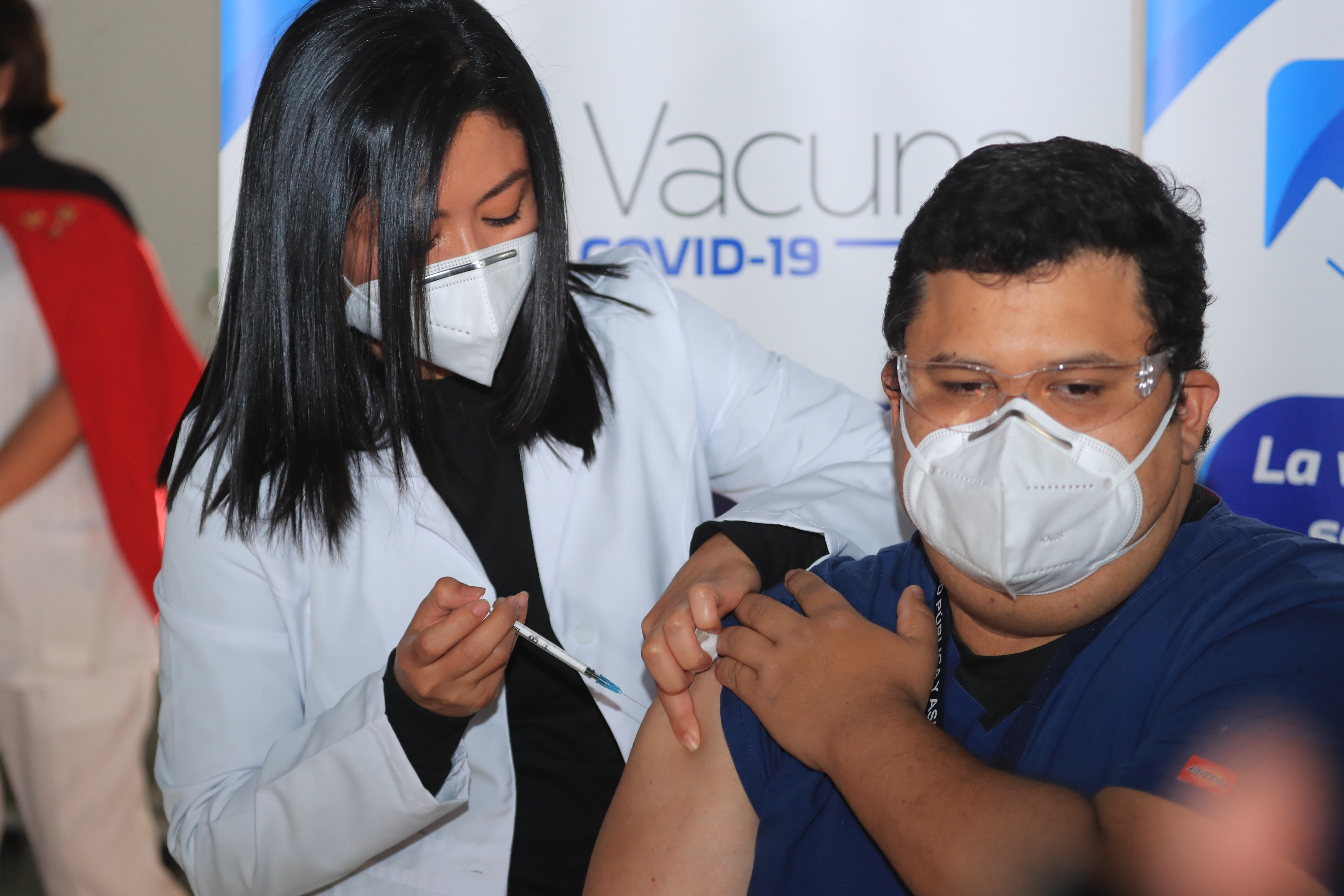 Las vacunas donadas por Israel son utilizadas para inmunizar a trabajadores del sistema de Salud de Guatemala. (Foto Prensa Libre: Juan Diego González)