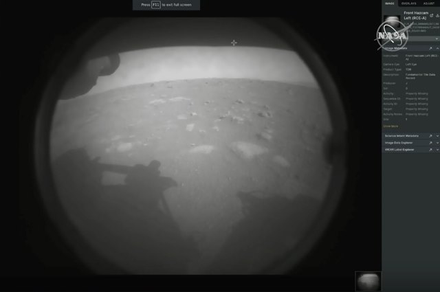 La primera imagen  divulgada por la Nasa muestra el robot Perseverance después de tocar suelo marciano en el cráter Jezero.