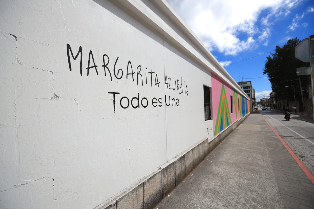 El colorido mural en zona 1 que recuerda la obra de Margarita Azurdia