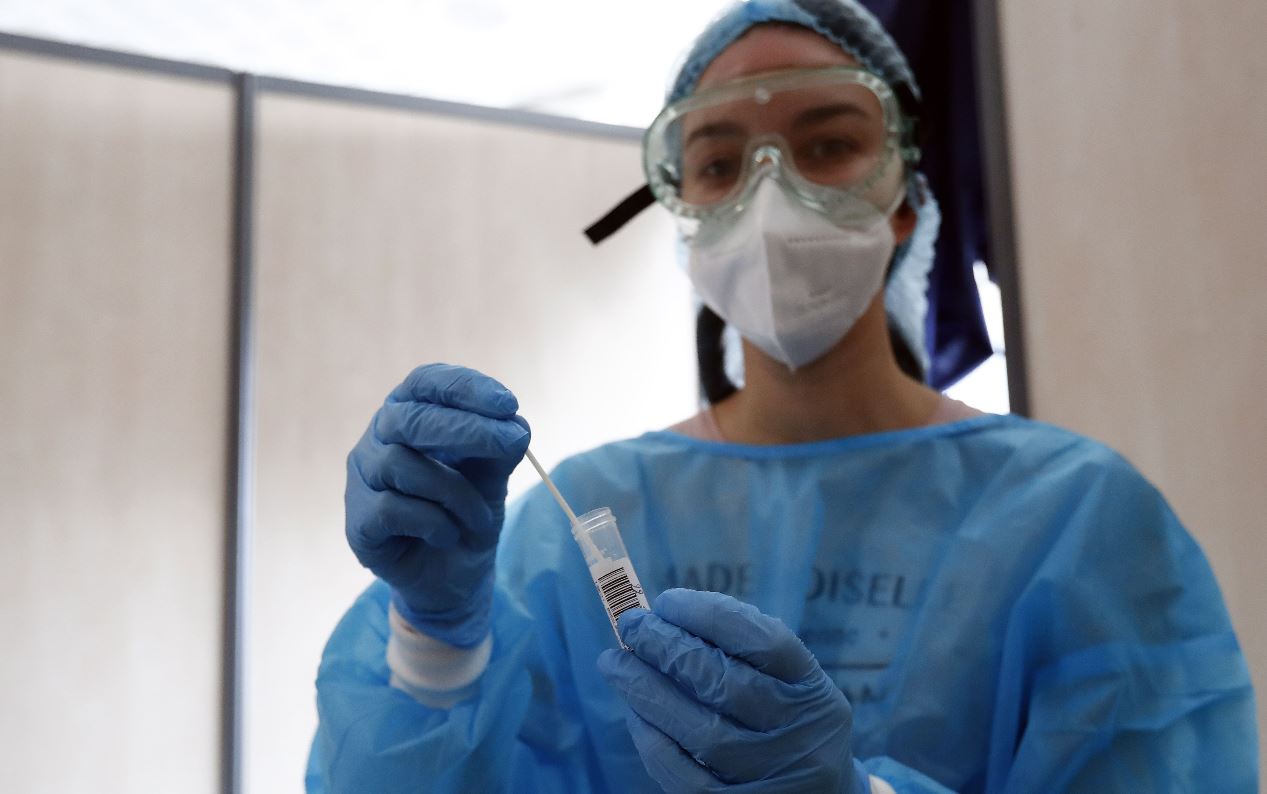 El mundo supera los dos millones de muertes por el coronavirus. (Foto Prensa Libre: EFE)