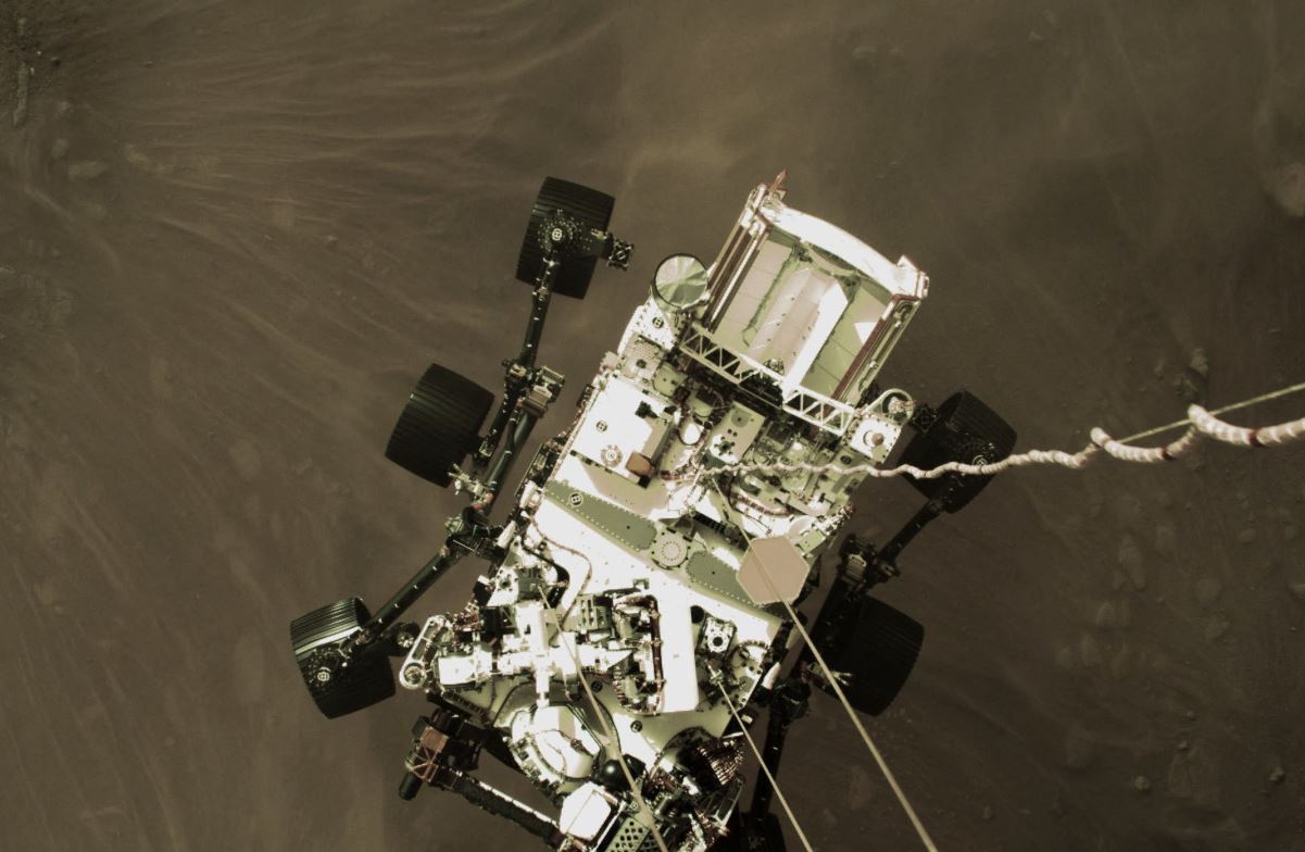 El rover Perseverance siendo bajado por Sky Crane a la superficie de Marte. (Foto Prensa Libre: AFP) 