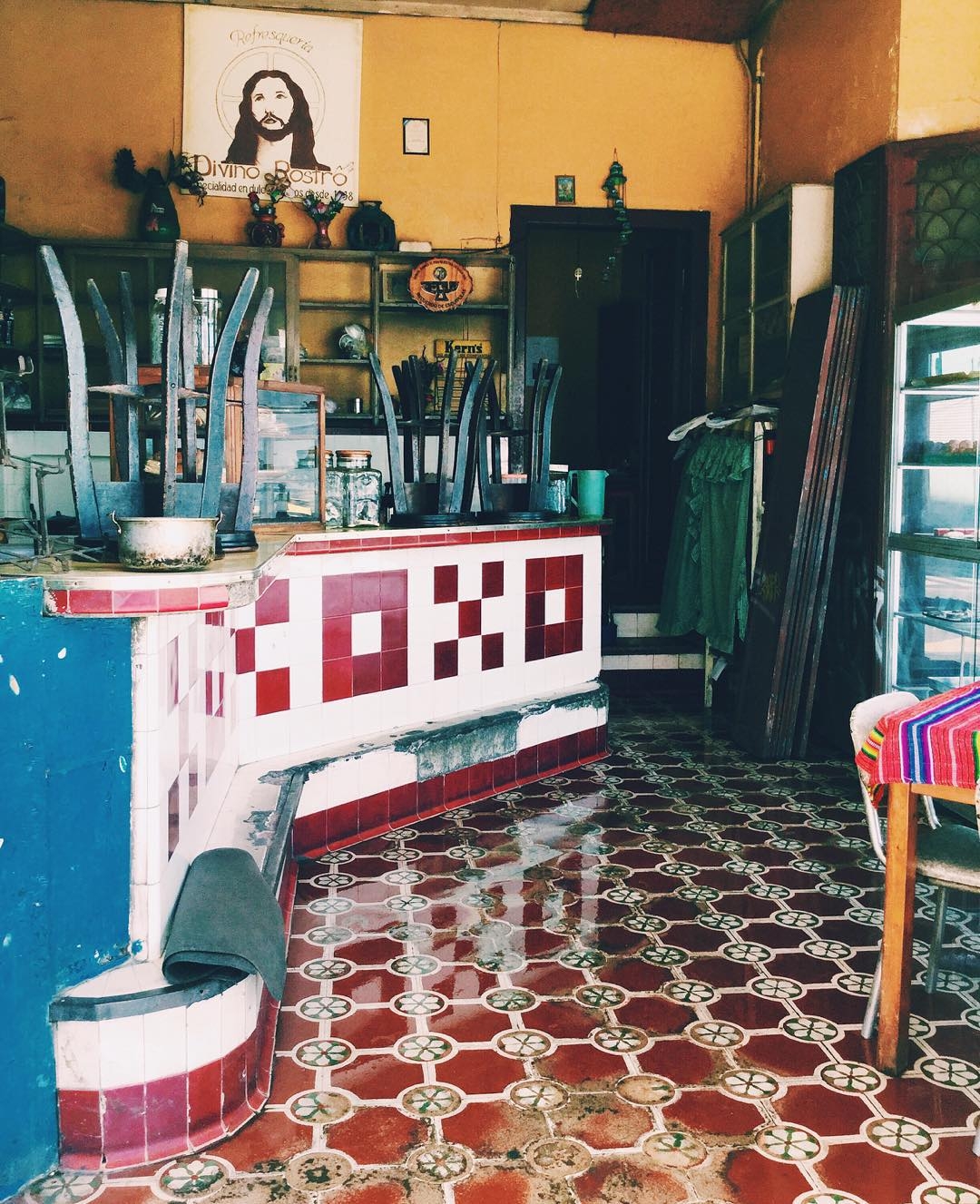 ¿Ya vio el piso? Baje la mirada y aprecie los pisos alfombra del centro