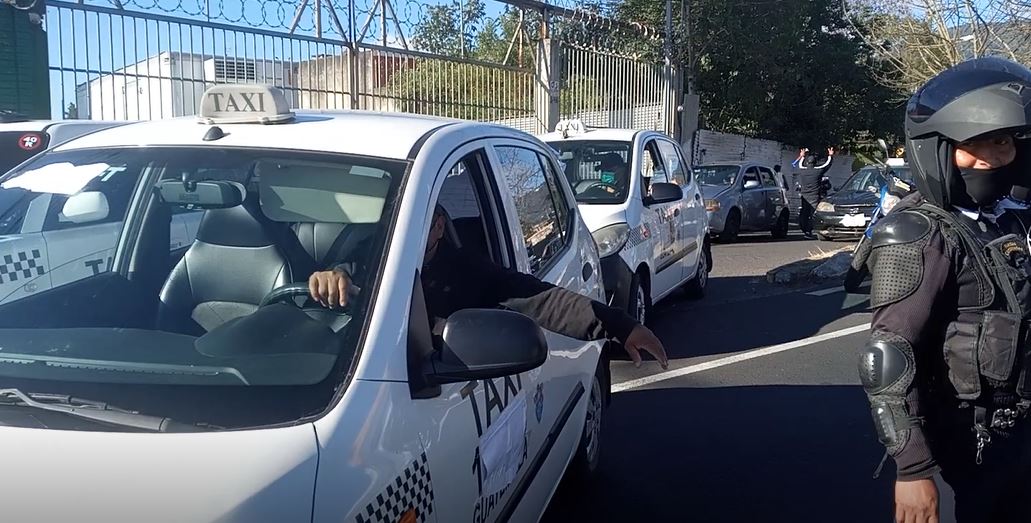Taxistas manifiestan en la ciudad por decreto que les ...
