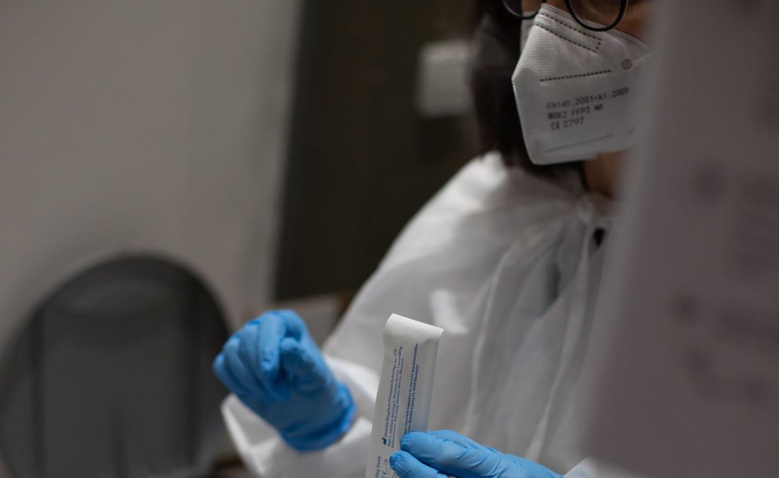 Desde el comienzo de la pandemia más de 102 millones de personas se han contagiado de covid-19. (Foto Prensa Libre: EFE)