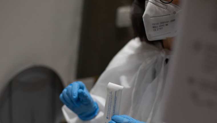 Desde el comienzo de la pandemia más de 102 millones de personas se han contagiado de covid-19. (Foto Prensa Libre: EFE)