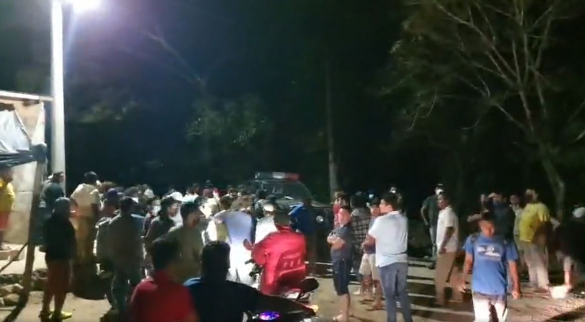 Pobladores de San Benito, Petén, se reunieron la noche del sábado 13 de febrero para buscar a una bebé robada. (Foto Prensa Libre: Facebook Noticias de Petén)