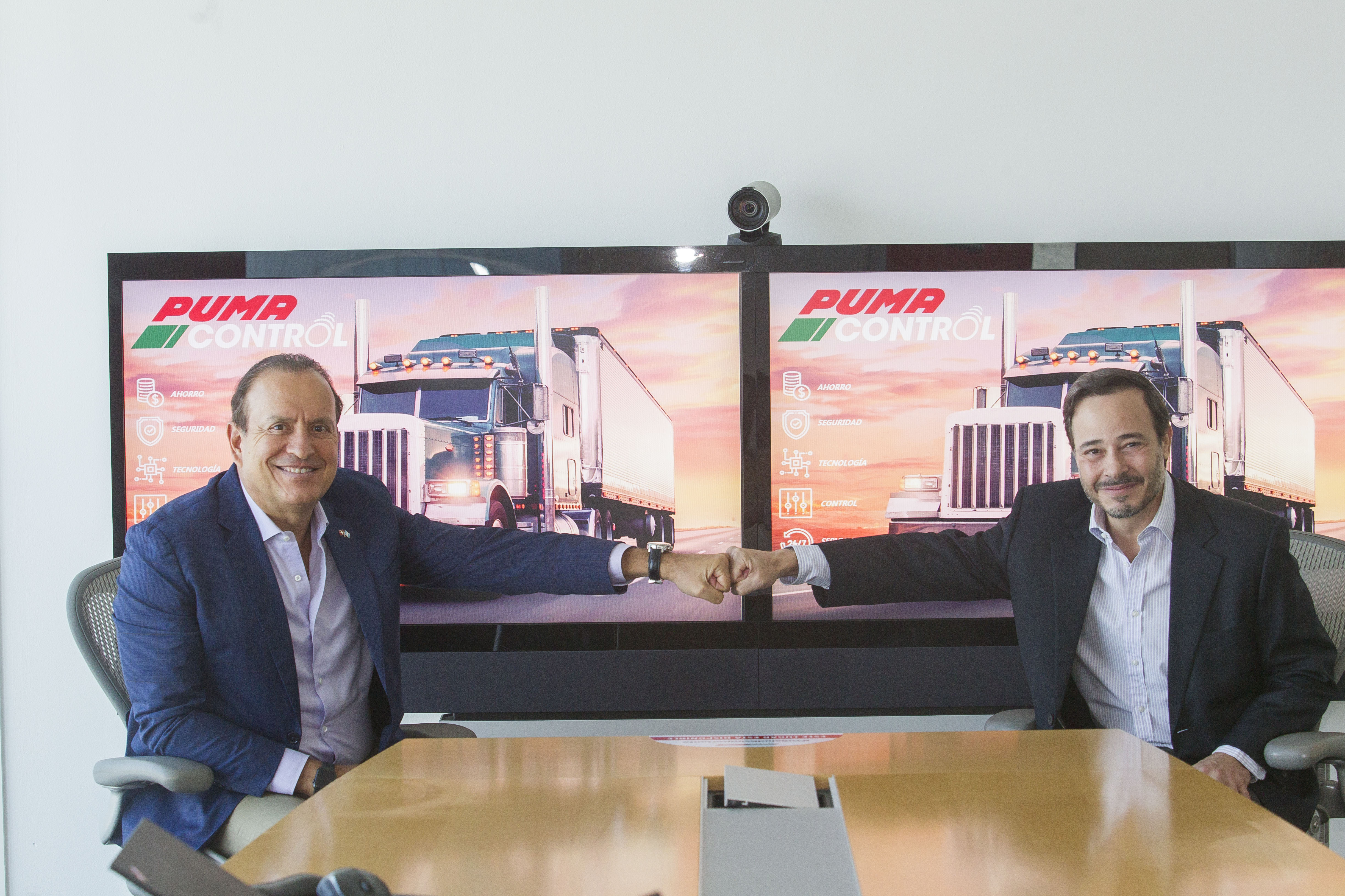 Juan Angel Díaz, gerente general de Puma Energy Guatemala y 
Gustavo Raskosky, CEO de Solitek. Foto Prensa Libre: Norvin Mendoza.
