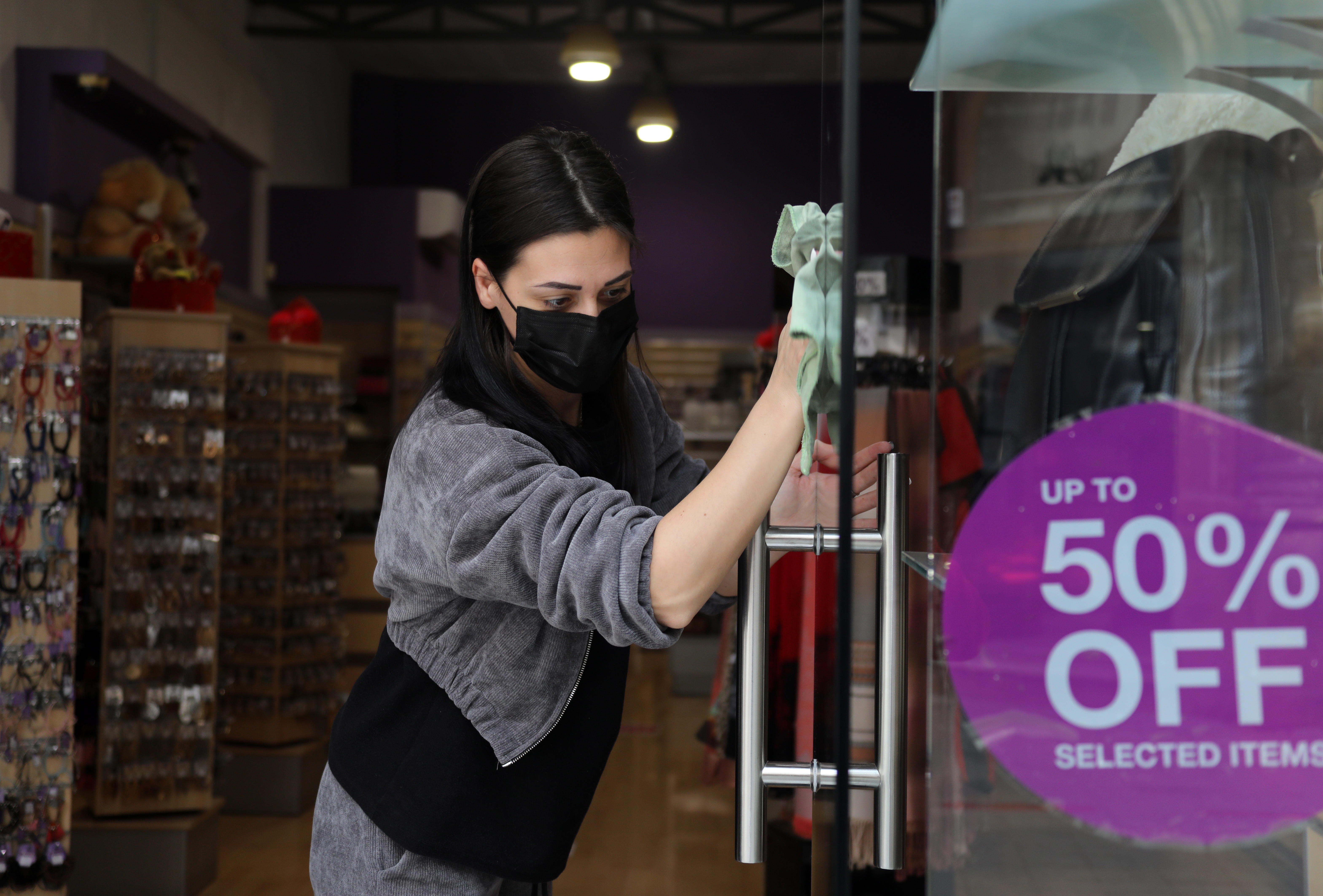 Asegurarse más unidades de producción por unidad de costo y aumentar el volumen de ventas para contribuir a la eficiencia financiera es clave en la pospandemia, según Artavia. (Foto Prensa Libre: EFE)