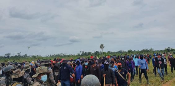 Situación tensa en la aldea Rosa Jamaica, en Sayaxché, Petén, donde pobladores impiden trabajo de autoridades. (Foto Prensa Libre: Ejército de Guatemala) 