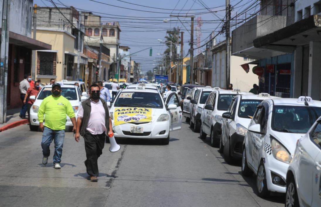 Taxistas protestan en la zona 1 de la capital de Guatemala para rechazar el seguro que les impone el acuerdo gubernativo 17-2020. (Foto Prensa Libre: Juan Diego González)