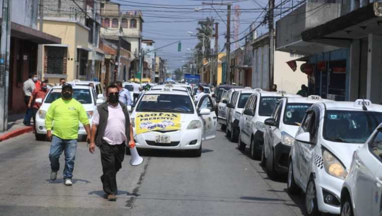 Taxistas protestan en la zona 1 de la capital de Guatemala para rechazar el seguro que les impone el acuerdo gubernativo 17-2020. (Foto Prensa Libre: Juan Diego González)