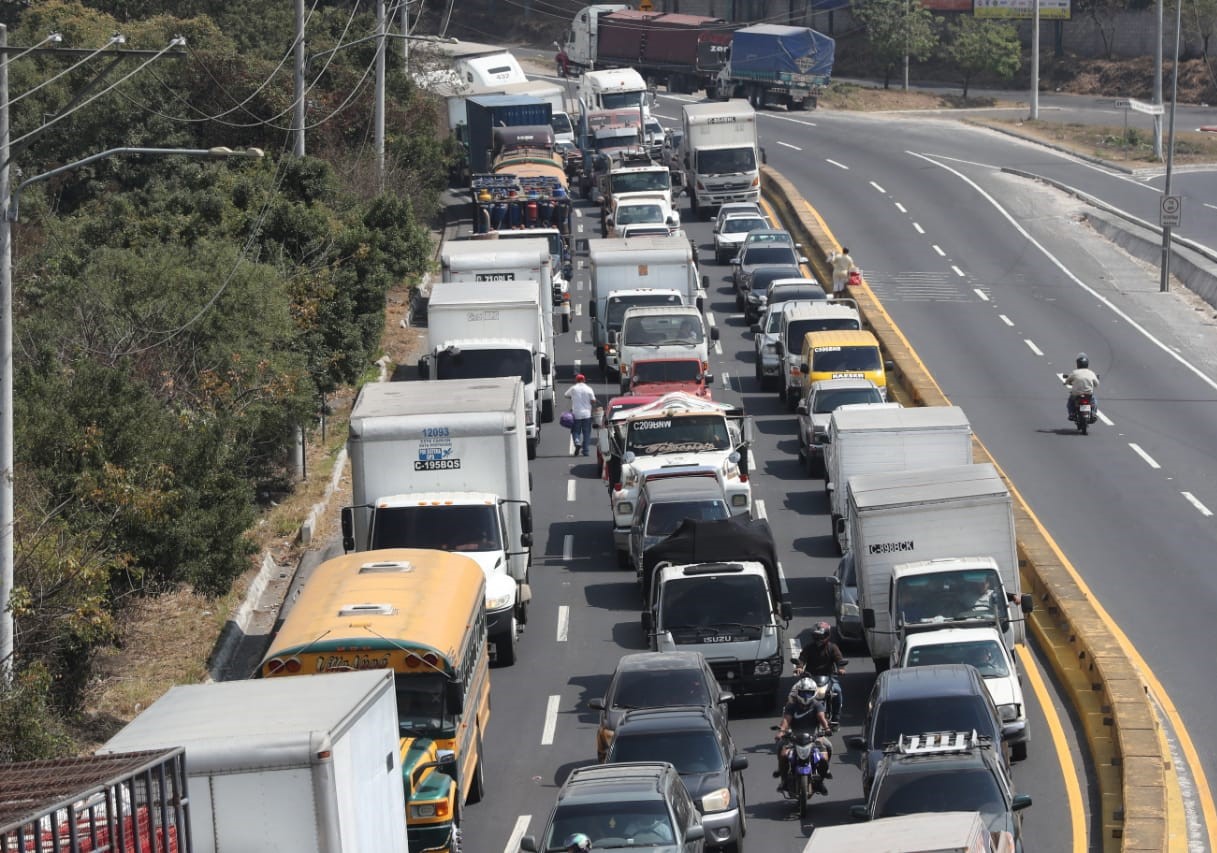 El tránsito vehicular empezó a aumentar durante la semana en la capital. Foto con fines ilustrativos. (Foto, Prensa Libre: Hemeroteca PL).