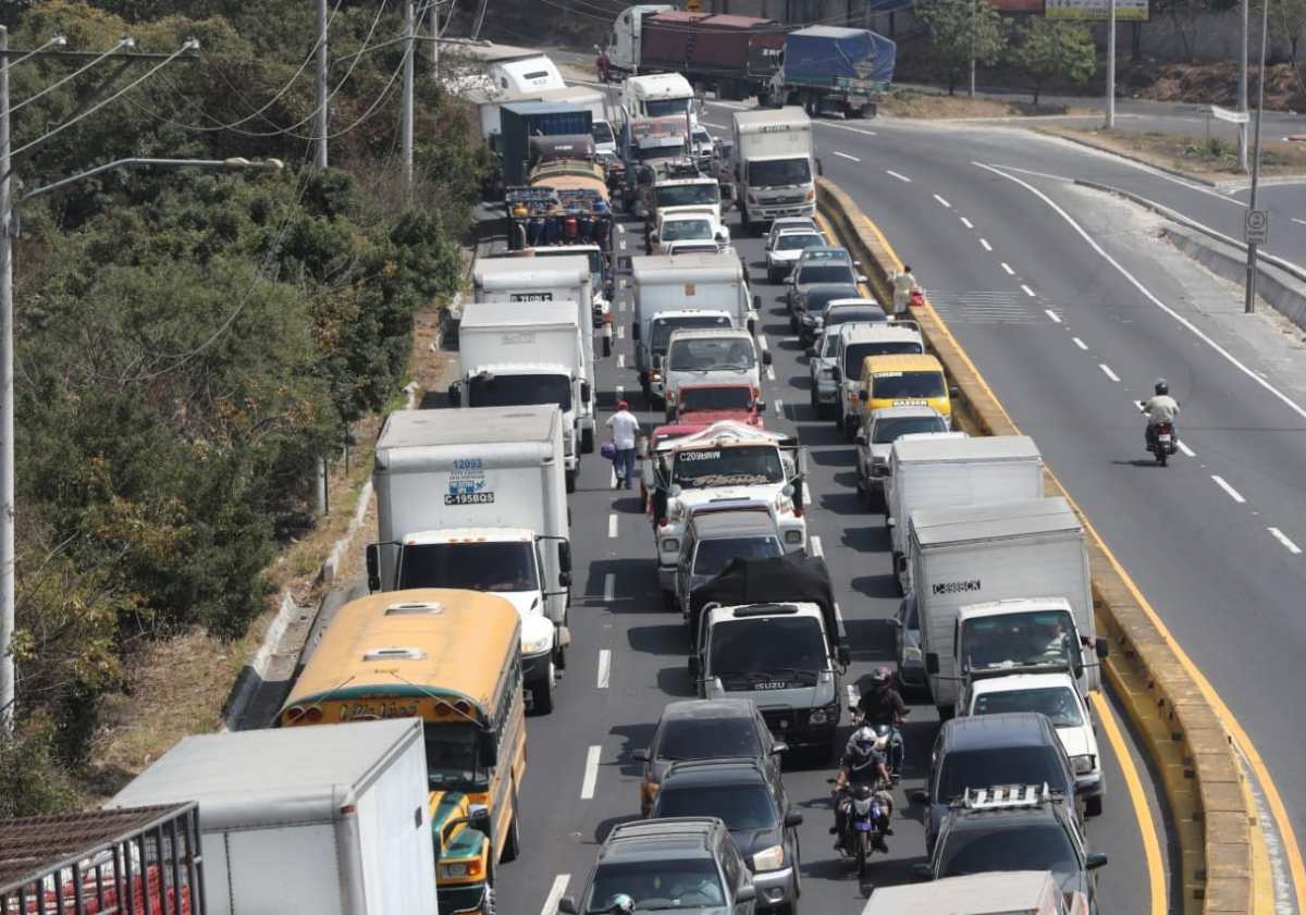 Aumenta afluencia vehicular en el área metropolitana por Día del Cariño