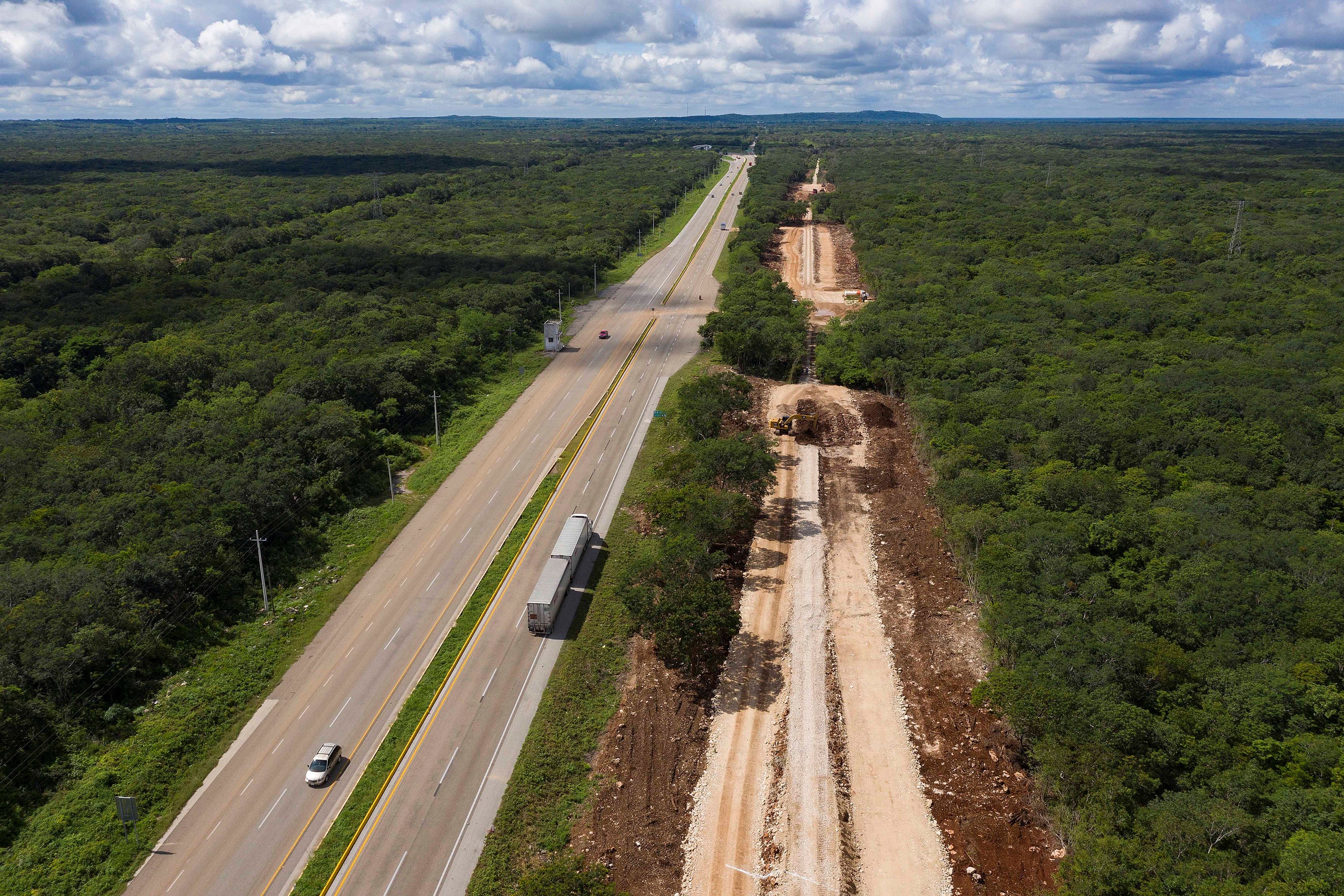 Vista aérea de la construcción del Tren Maya en el municipio de Maxcanú, en el estado de Yucatán, México. (Foto Prensa Libre: EFE)