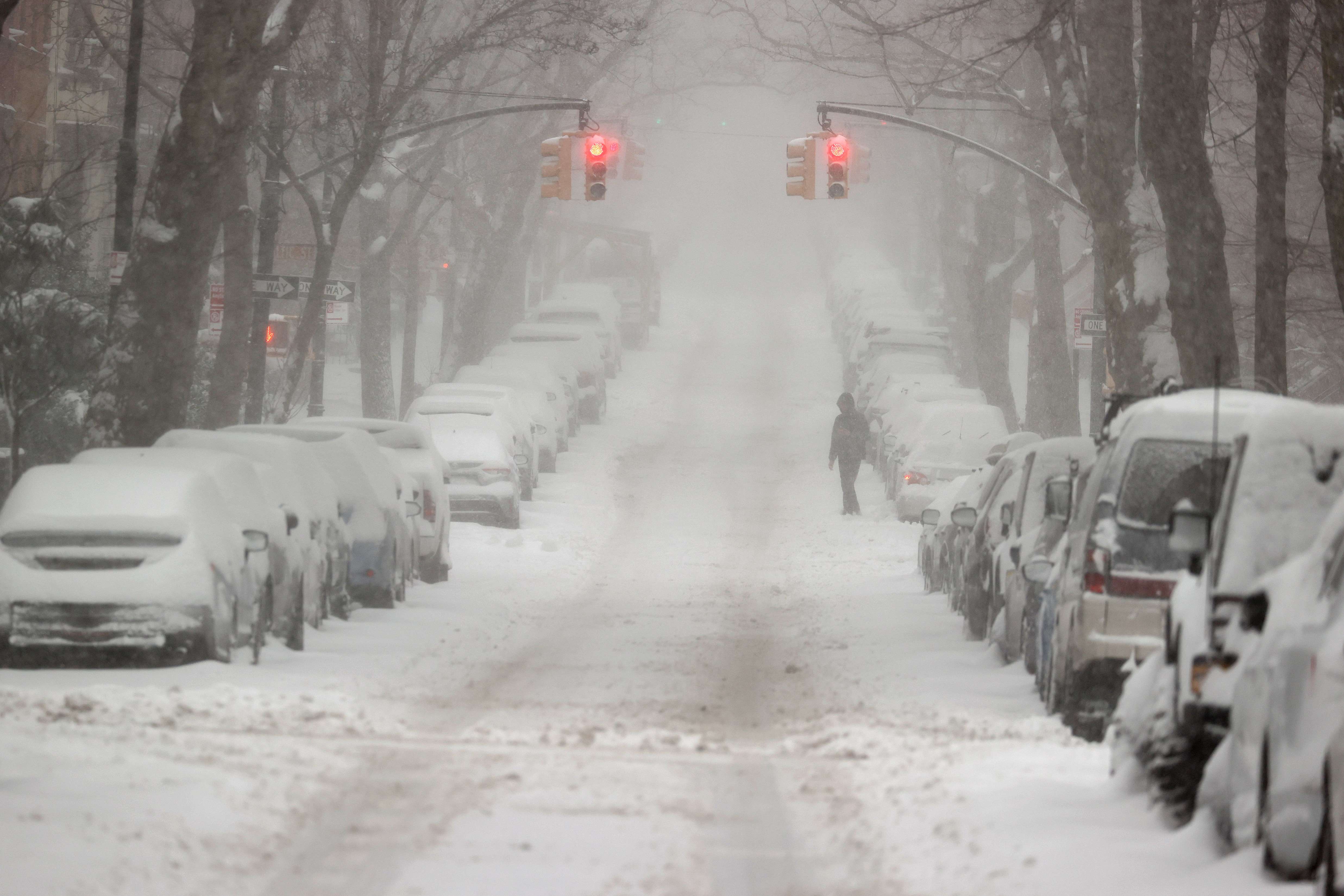 Un hombre busca cruzar la calle a través de la nieve en el distrito de Brooklyn de la ciudad de Nueva York. (Foto Prensa Libre: AFP)