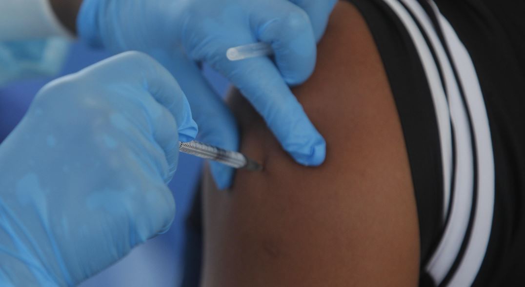 Guatemala ya vacuna a su personal de salud contra el covid-19. (Foto Prensa Libre: EFE)