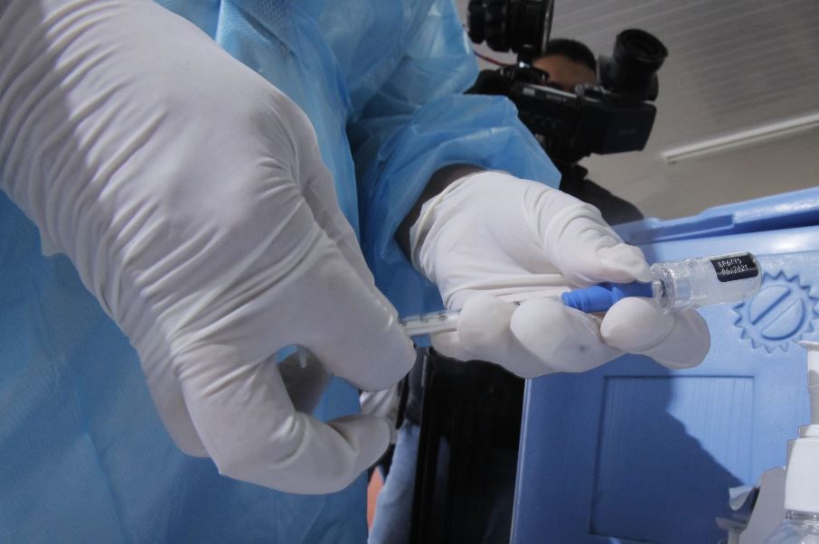 Guatemala ya vacuna a personal de salud que está en primera línea. (Foto Prensa Libre: EFE)