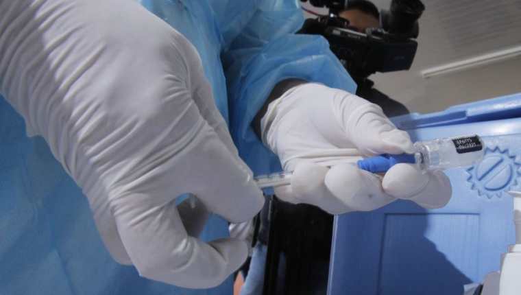 Guatemala ya vacuna a personal de salud que está en primera línea. (Foto Prensa Libre: EFE)