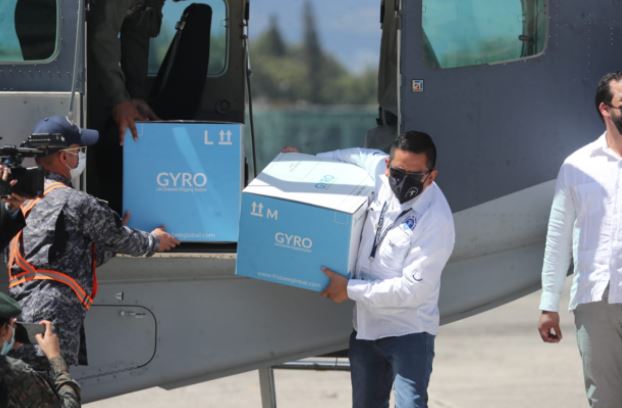 Lote de vacunas donadas por Israel llega a Guatemala. (Foto Prensa Libre: Érick Ávila) 