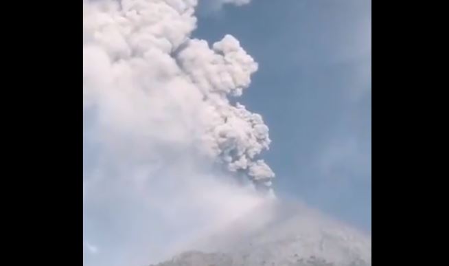El Volcán de Pacaya mantiene intensa actividad. (Foto Prensa Libre: Antonio Ixcot)
