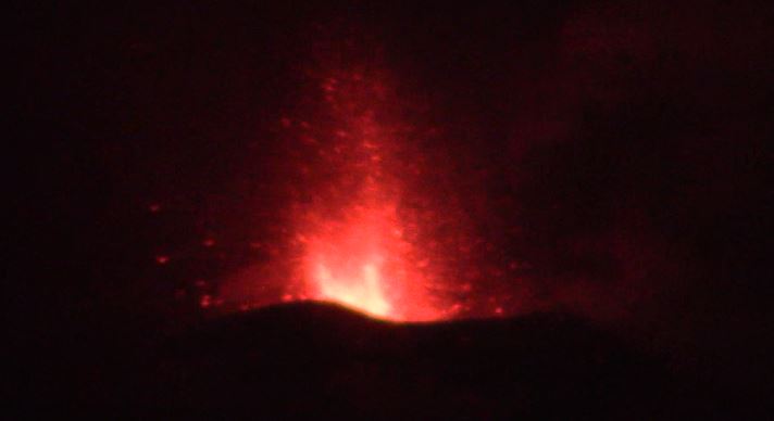 Volcán de Pacaya en actividad la noche del martes 16 de febrero. (Foto Prensa Libre: Conred)