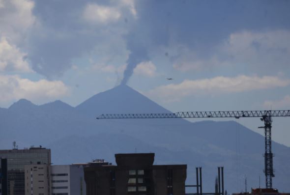 Actividad del Volcán de Pacaya vista desde la capital. (Foto Prensa Libre: Byron García)