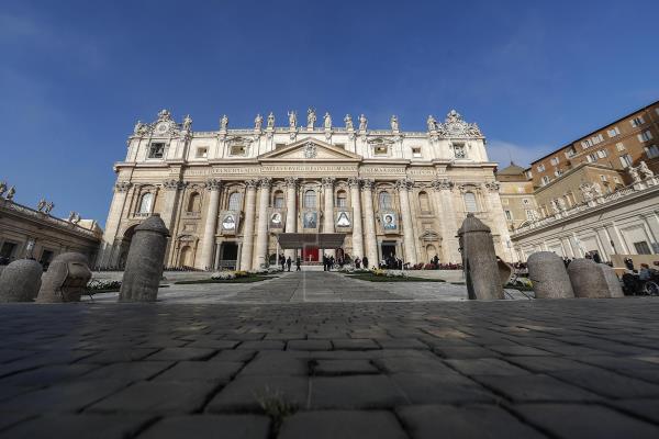 El distanciamiento social y la vacunación de sus empleados son las principales medidas tomadas por El Vaticano para evitar contagios. (Foto Prensa Libre: EFE)