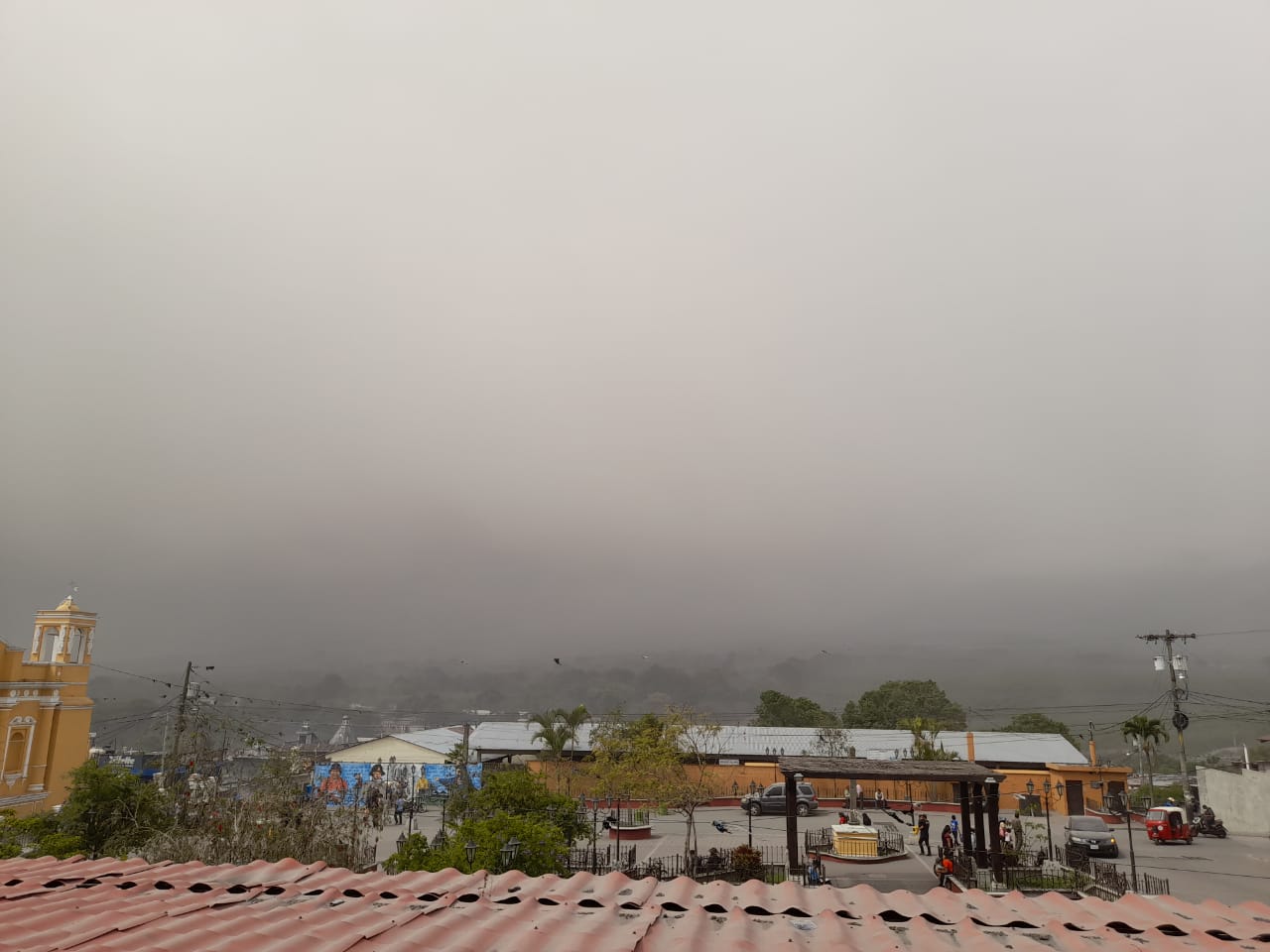 Debido a la actividad del Volcán de Fuego, hay poca visibilidad en algunas comunidades cercanas. (Foto Prensa Libre: Conred)