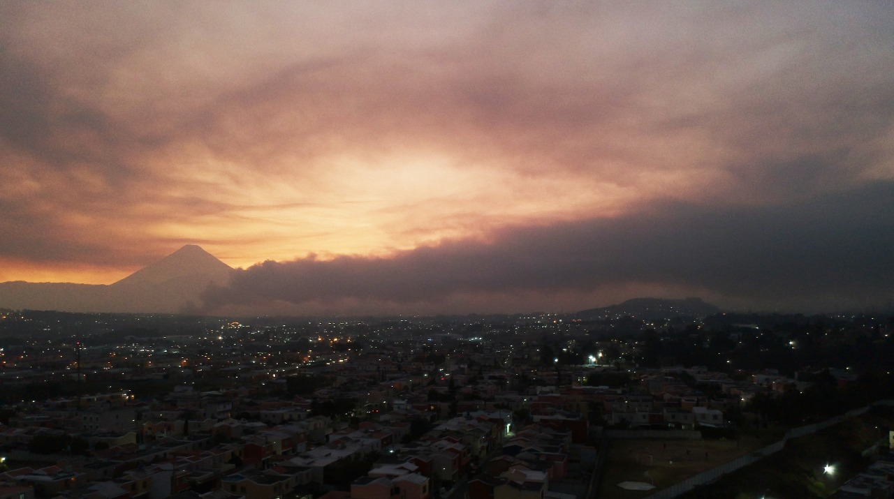 Esa es la nube de humo que inicia en carretera al Pacífico, que al momento, afecta Villa Nueva, Mixco y la capital de Guatemala. Fotografía: Prensa Libre. 