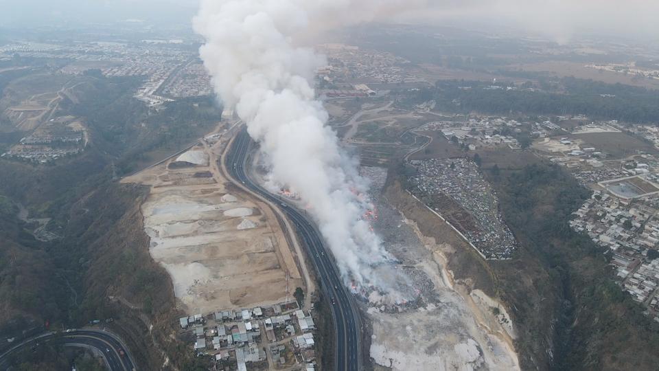 Vecinos esperan que el incendio se controle ala brevedad, ya que temen que sus familias corran peligro. Fotografía: Prensa Libre. 