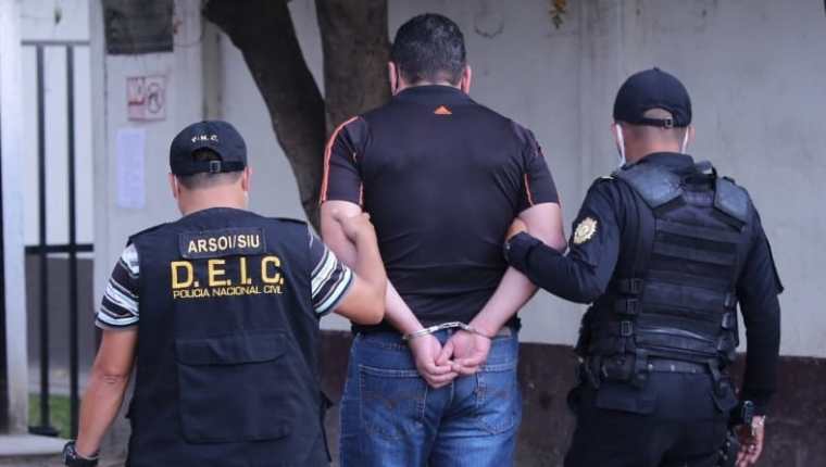 Geovani de Jesús Aguirre González es detenido por la PNC, pues en su contra hay una orden de extradición a Estados Unidos. (Foto Prensa Libre: PNC)