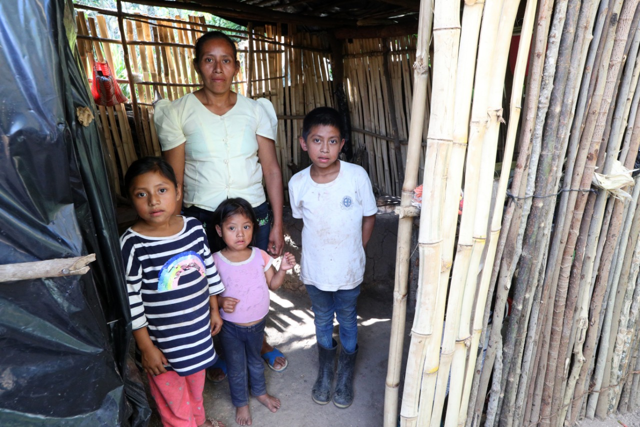 Lidia Hernández posa junto a sus tres hijos en su vivienda precaria ubicada  en un caserío de Jocotán, Chiquimula. Foto: María Reneé Barrientos