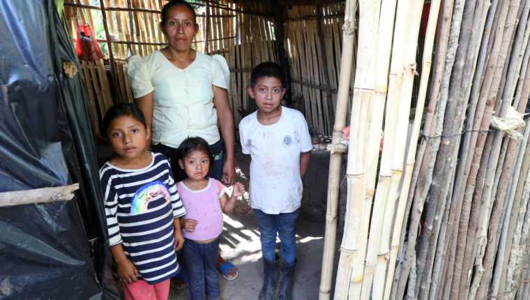 Lidia Hernández posa junto a sus tres hijos en su vivienda precaria ubicada  en un caserío de Jocotán, Chiquimula. Foto: María Reneé Barrientos