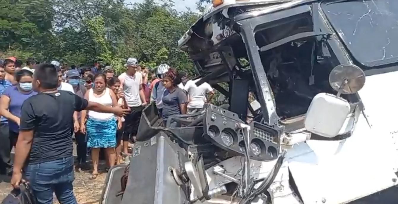 El accidente entre un camión y un bus dejó dos personas fallecidas. (Foto: Cortesía)