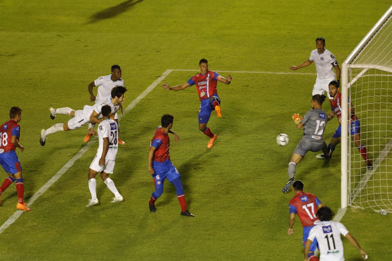 Nicolás Samayoa en el momento que anota el segundo gol de Comunicaciones frente a Xelajú MC. (Foto Prensa Libre; Esbin García).