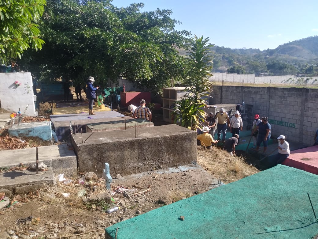 Fiscales buscan el cuerpo de Cristina Siekavizza en el cementerio de Cuilapa, Santa Rosa. (Foto Prensa Libre: MP) 