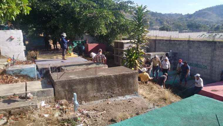 Fiscales buscan el cuerpo de Cristina Siekavizza en el cementerio de Cuilapa, Santa Rosa. (Foto Prensa Libre: MP) 
