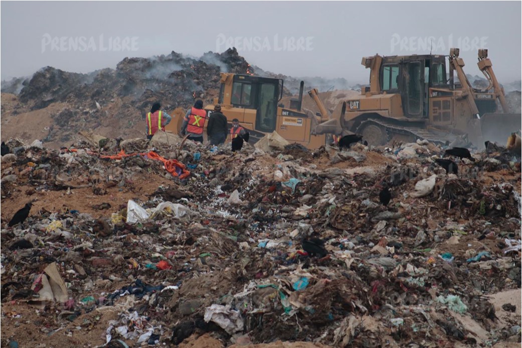 Trabajos de control del fuego en el incendio en el basurero de AMSA. (Foto: Fernando Cabrera)