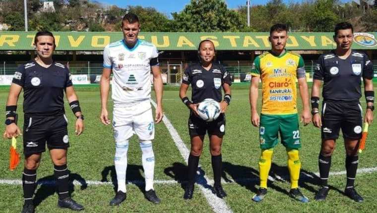 Astrid Gramajo se convirtió en la primera árbitra en la Liga Nacional de Futbol de Guatemala. En la foto con los asistentes y capitanes de Guastatoya y Sanarate. Foto Prensa Libre: Cortesía Tercer Tiempo. 