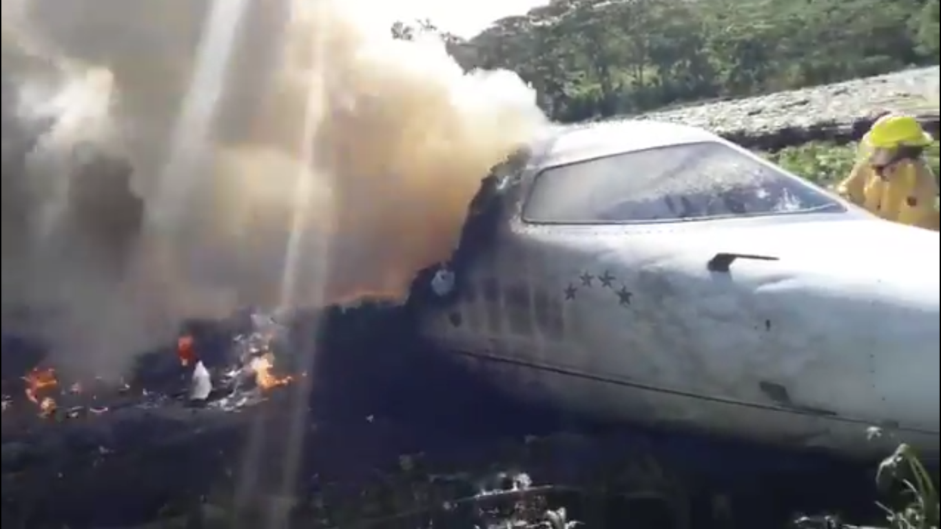 Imagen del momento en que socorristas llegan al accidente de la avioneta en Emiliano Zapata. (Foto Prensa Libre: Twitter)