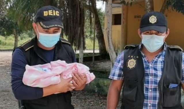 La Policía Nacional Civil y el Ministerio Público localizaron a una bebé robada en San Benito, Petén. (Foto Prensa Libre: PNC)