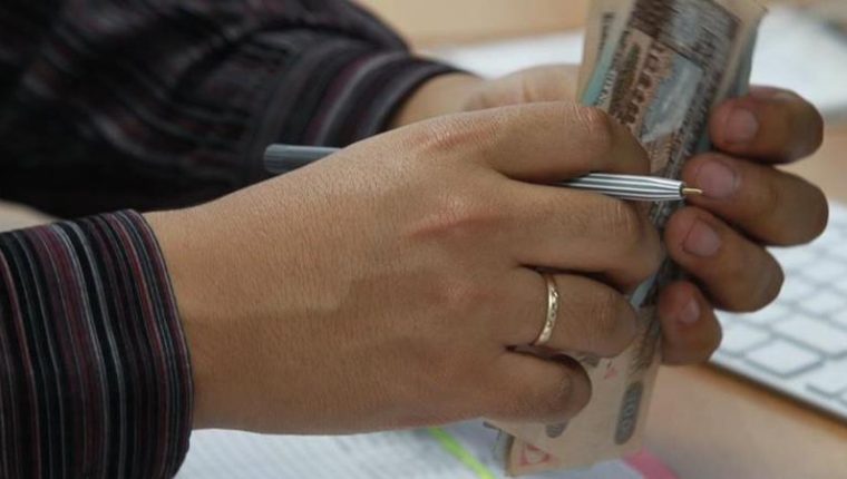 Diversas personas decidieron mantener su dinero ahorrado para enfrentar eventualidades por la pandemia en el 2020, otros  debieron hacer uso de sus ahorros para enfrentar deudas, despidos o baja de ingresos. (Foto, Prensa Libre: Hemeroteca PL).